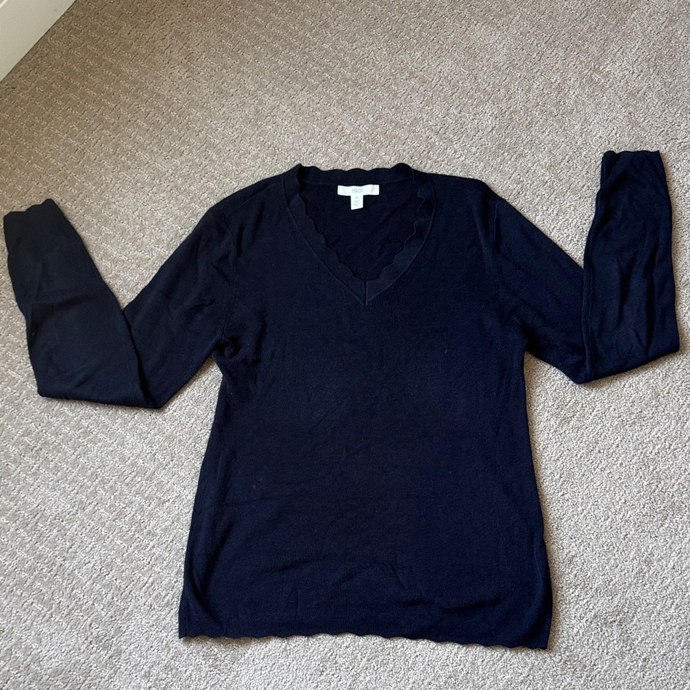 1901 Black Scallop V-Neck Long Sleeve Top